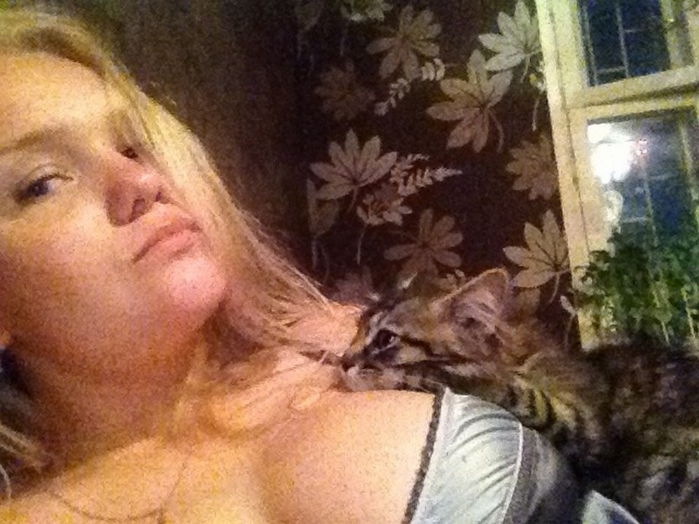 Blonde Bombshell's Intimate Photo Album: Explicit Home Pictures Galore!