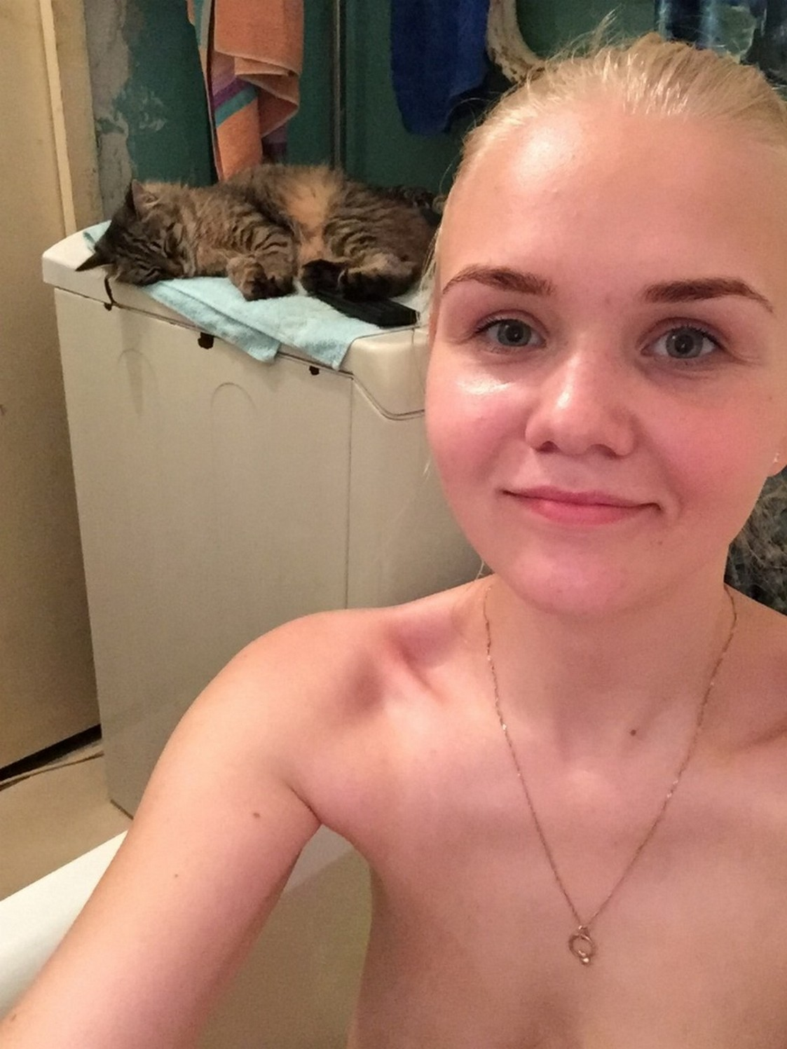 Blonde Bombshell's Intimate Photo Album: Explicit Home Pictures Galore!