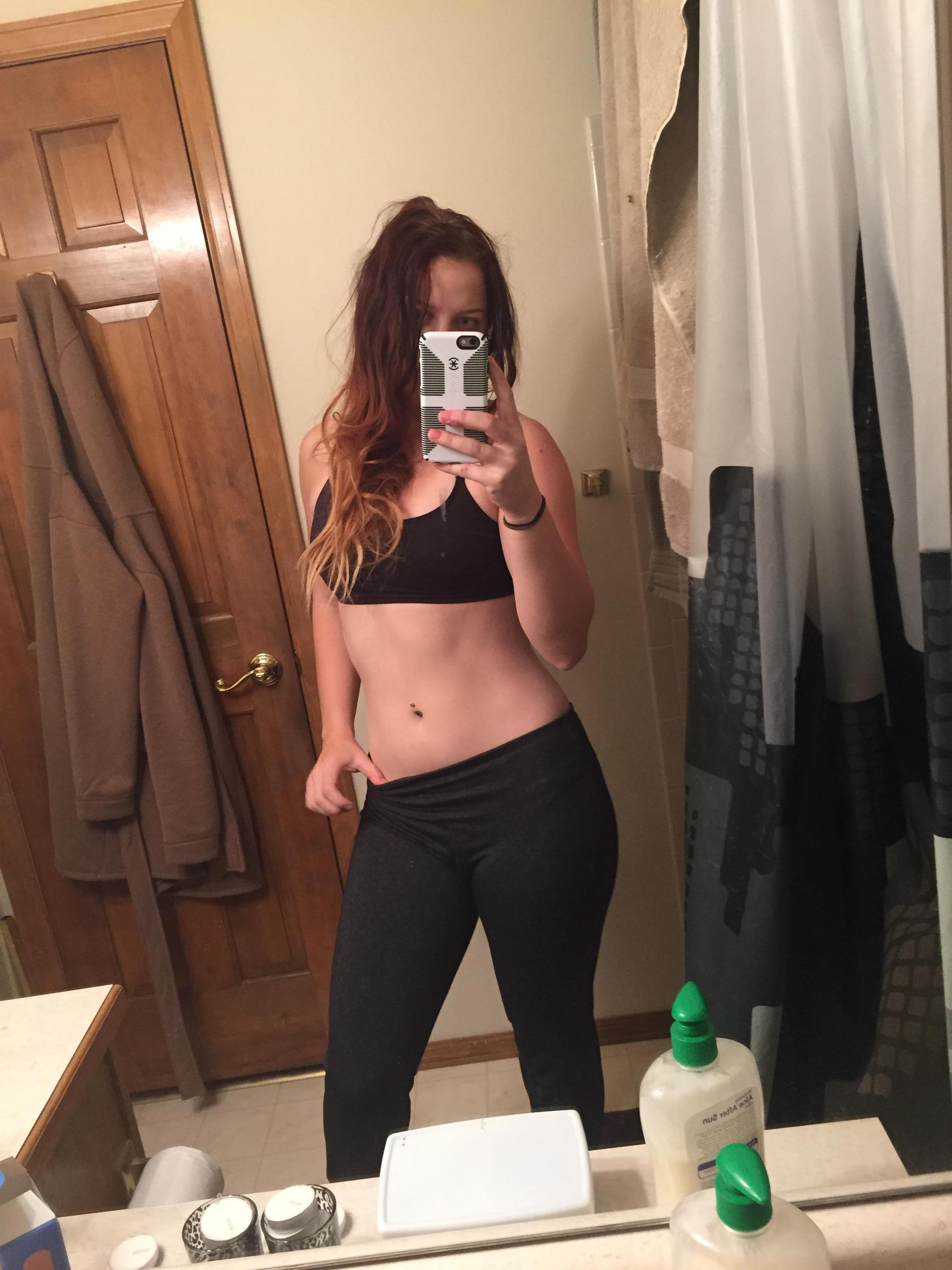 Sexy Girl Takes Selfie, Admiring Her Figure in Mirror – photo 1