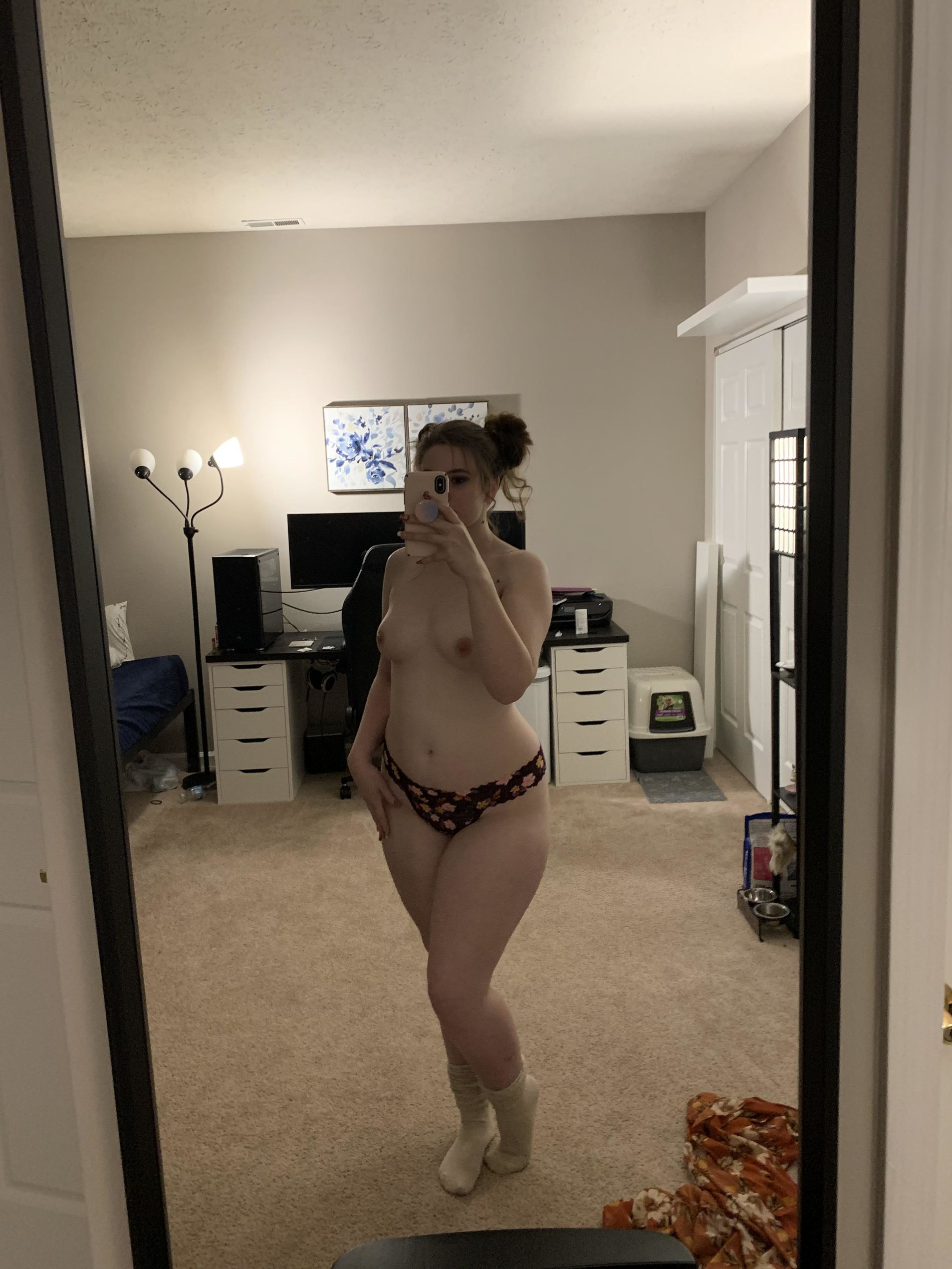 Seductive Selfie and Bed Poses Showcase Attractive Curves