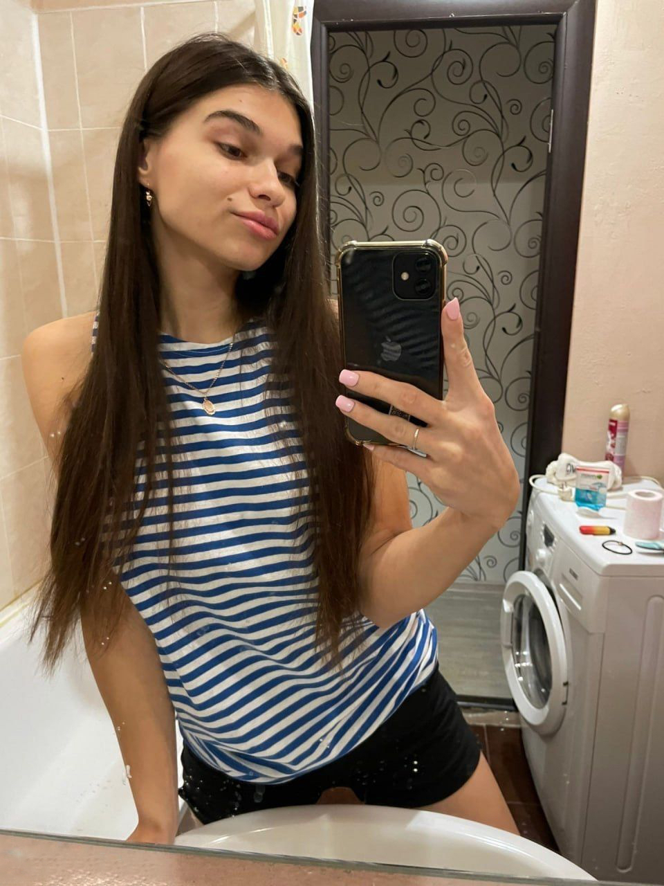 Young girl flaunts her beautiful breasts – photo 1