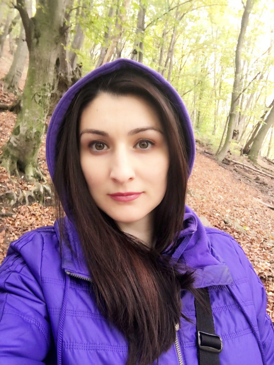 Beautiful woman stripping in amateur photos – photo 1