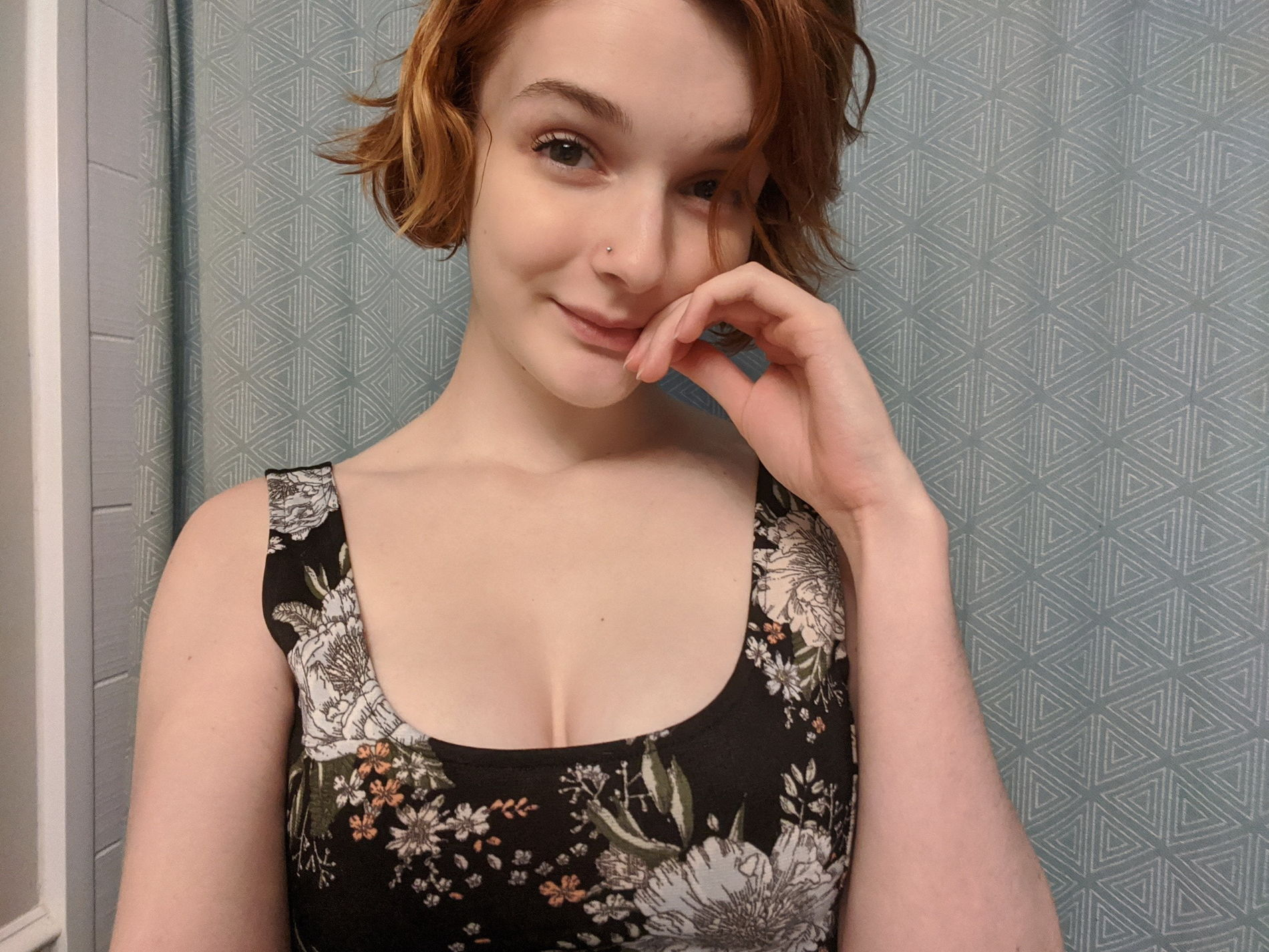 Seductive redhead babe takes sultry selfie in dimly lit room mirror – photo 1