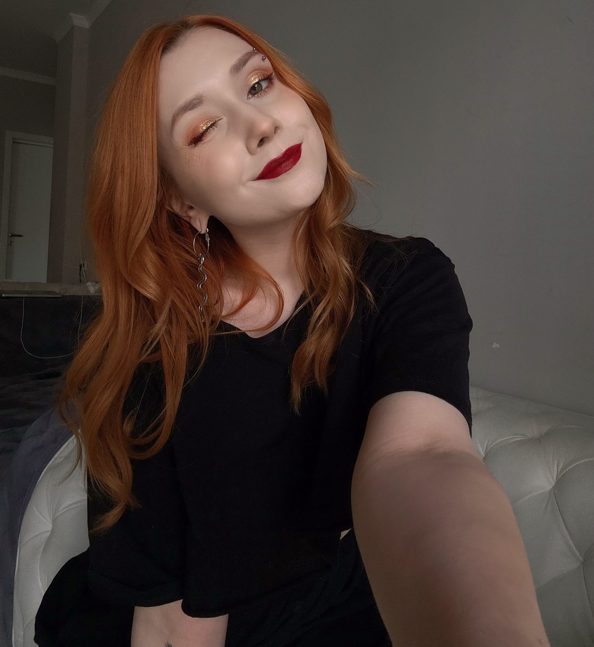 Sexy Redhead Woman Poses Nude in Stunning Display