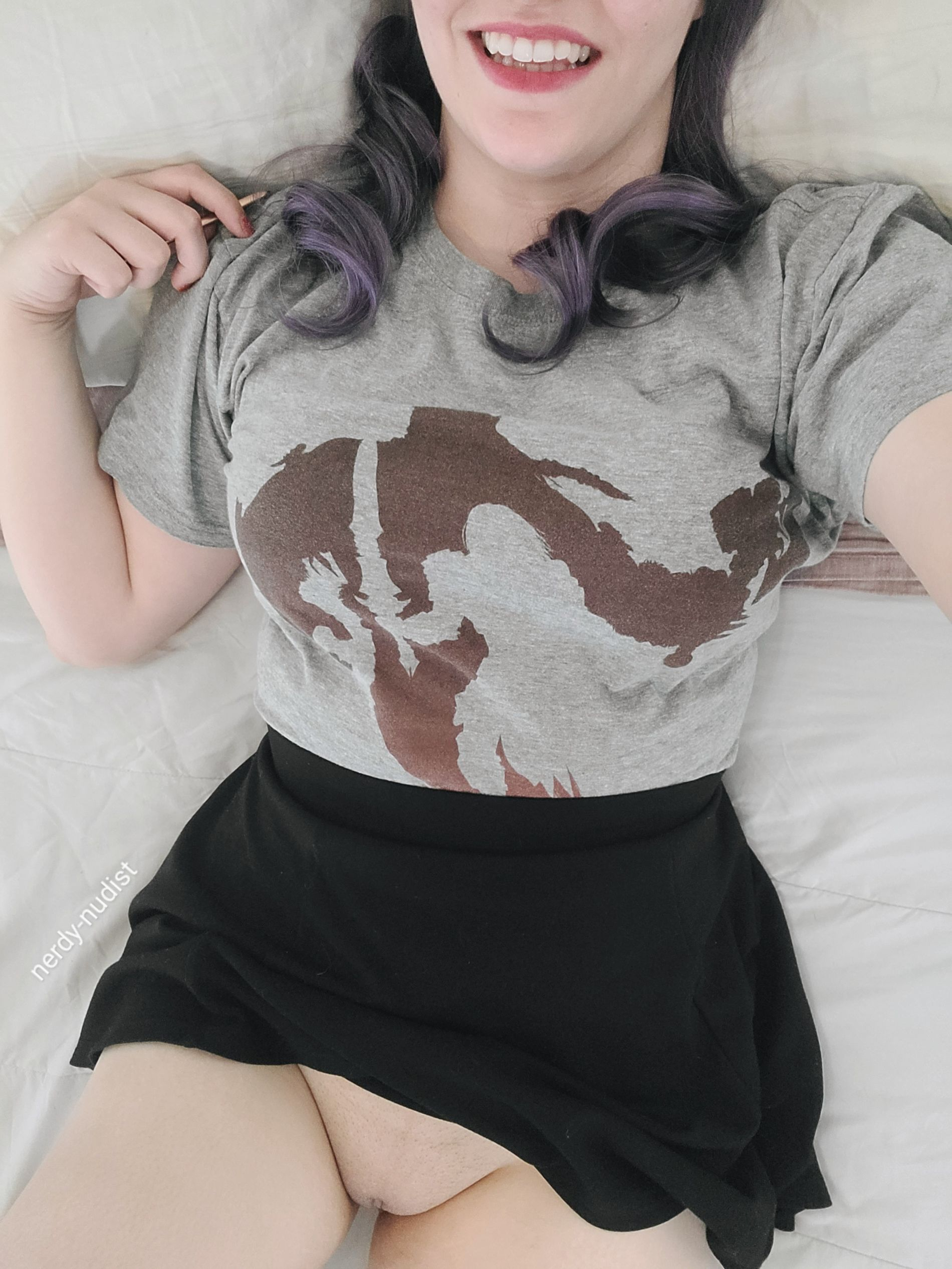 Seductive Girl Boldly Shows Naked Body, Looks Charming in Glasses