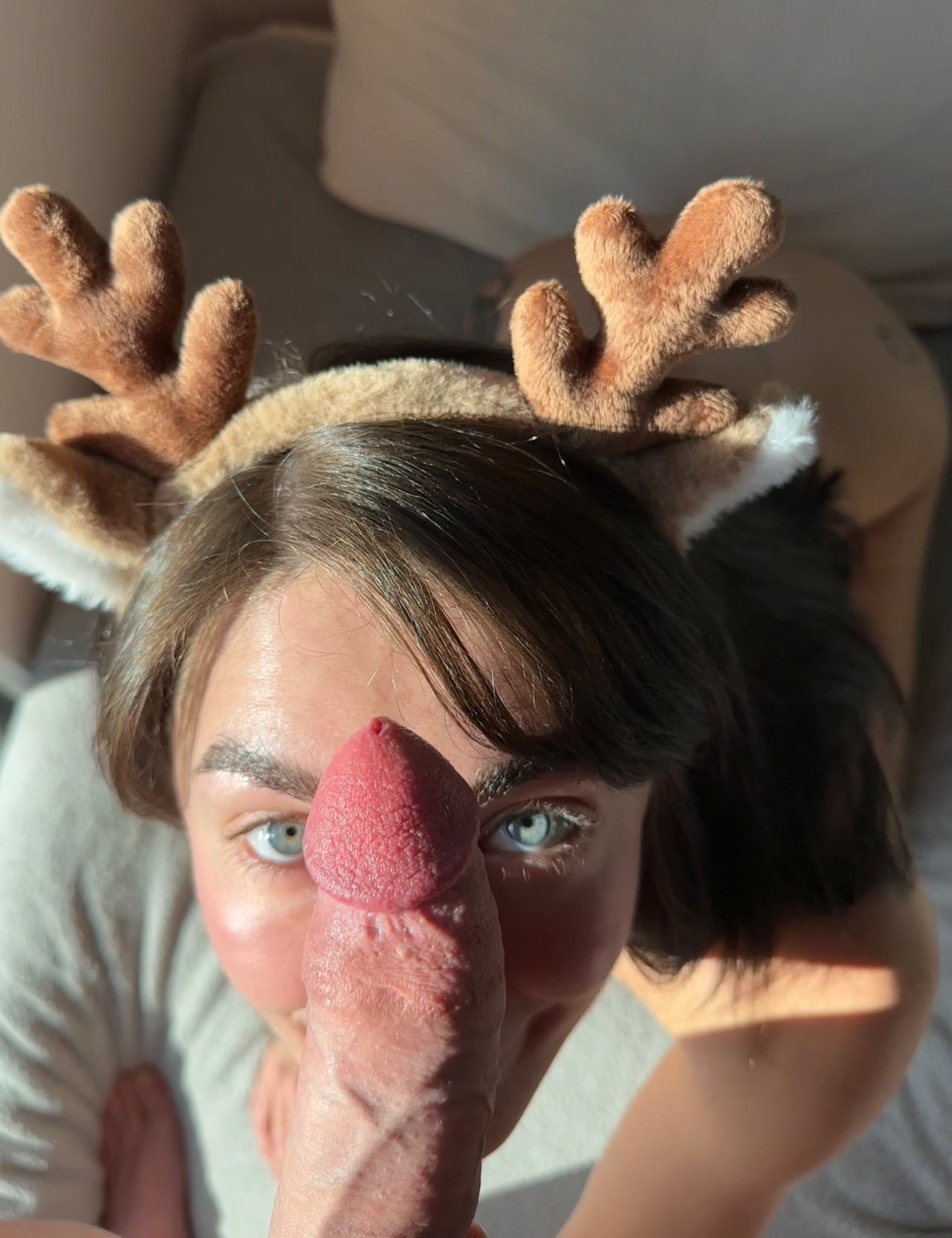 Explicit Girl's Gaze During Oral Sex Exposed