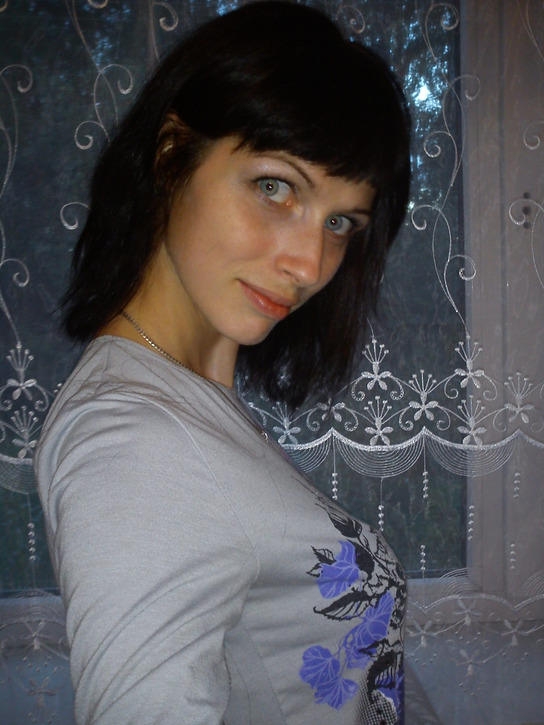 Sexy Girl Strips to Reveal Nude Body Parts – photo 1