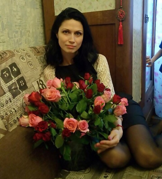 Sexy Girl Strips to Reveal Nude Body Parts