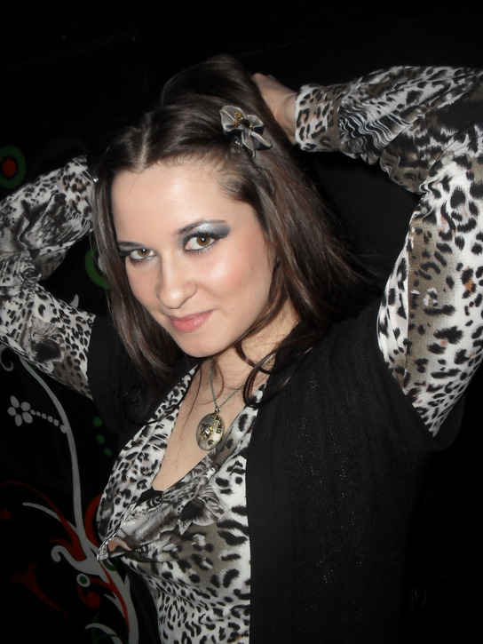 Beautiful Body Babe Easily Convinced to Show It All – photo 1