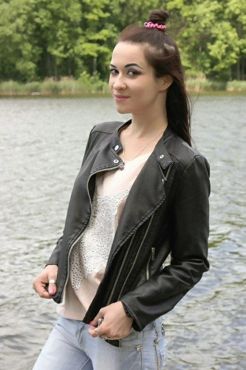 Beautiful Body Babe Easily Convinced to Show It All