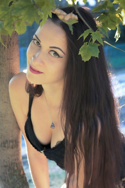 Beautiful Body Babe Easily Convinced to Show It All