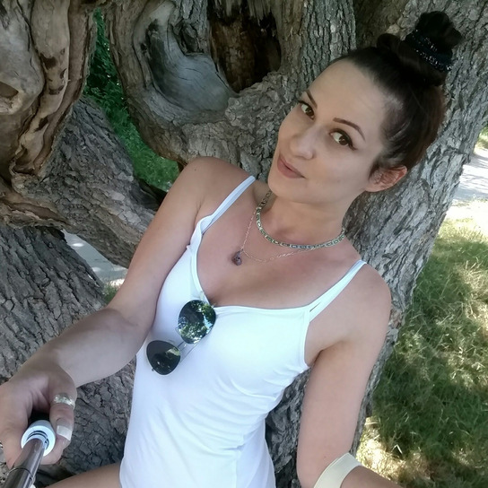 Beautiful Body Babe Easily Convinced to Show It All