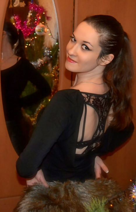 Beautiful Body Babe Easily Convinced to Show It All