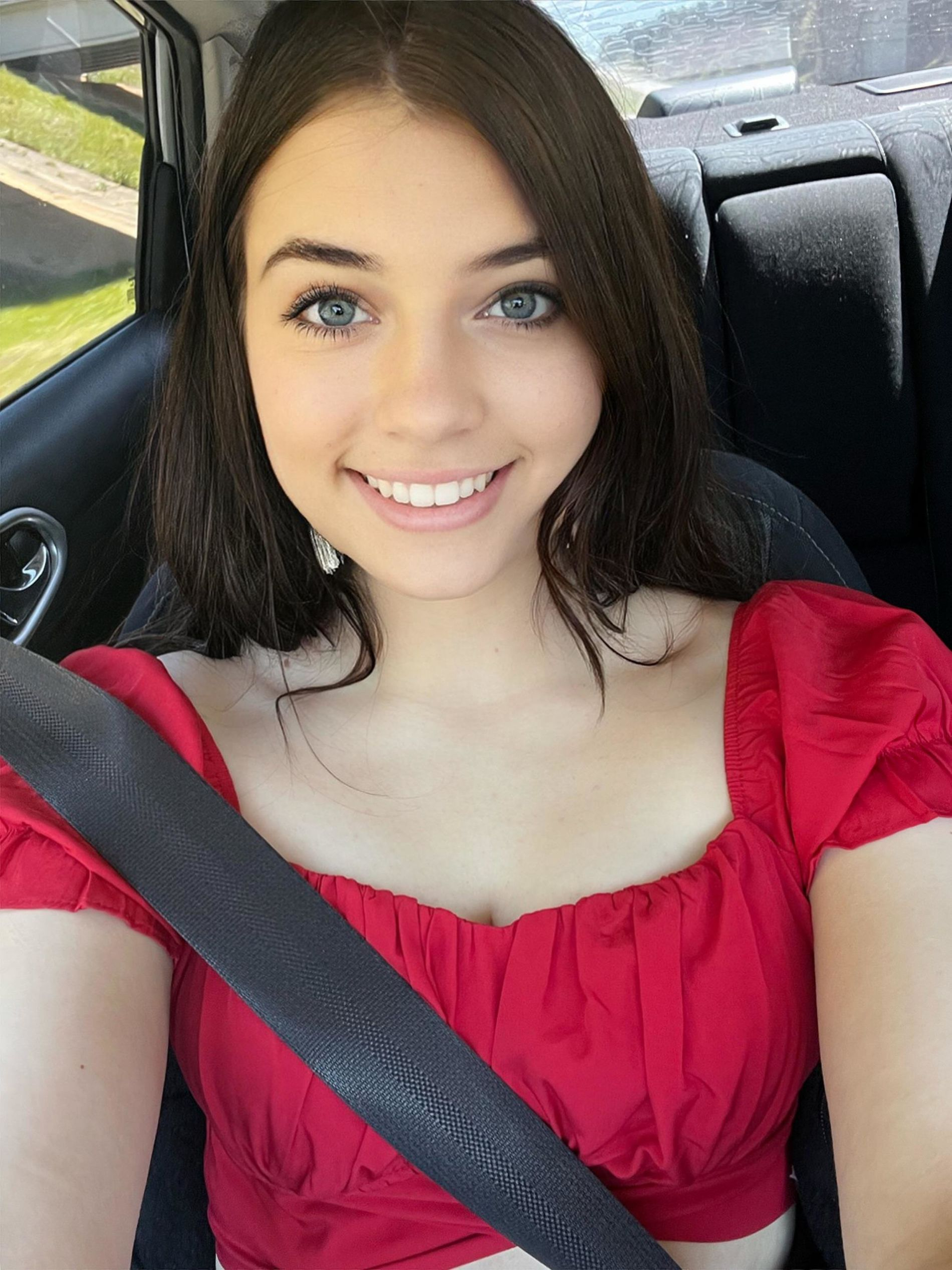 Seductive Photos of Attractive Young Lady