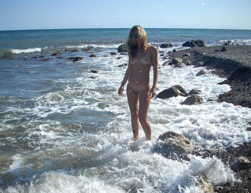 Young Wife Loves Posing Nude for Private Archive - Explicit Amateur Nude Photos