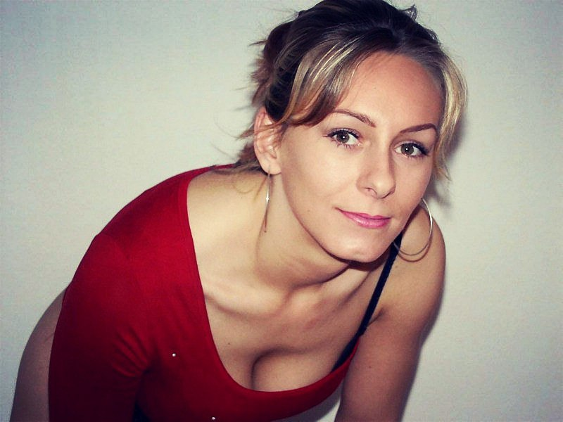 Sexy Mama Poses Seductively in Stockings – photo 1