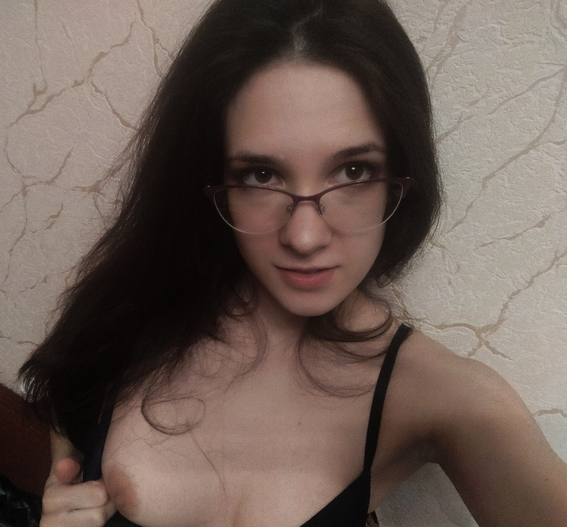 Seductive Brunette with Perfect Curves Poses Confidently – photo 1