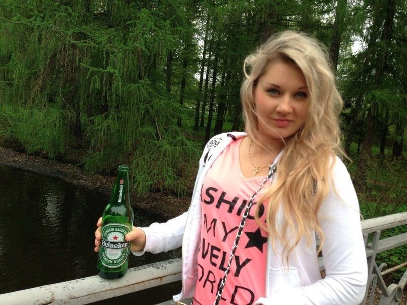 Hot Blonde Shows Off Her Body and Masturbates