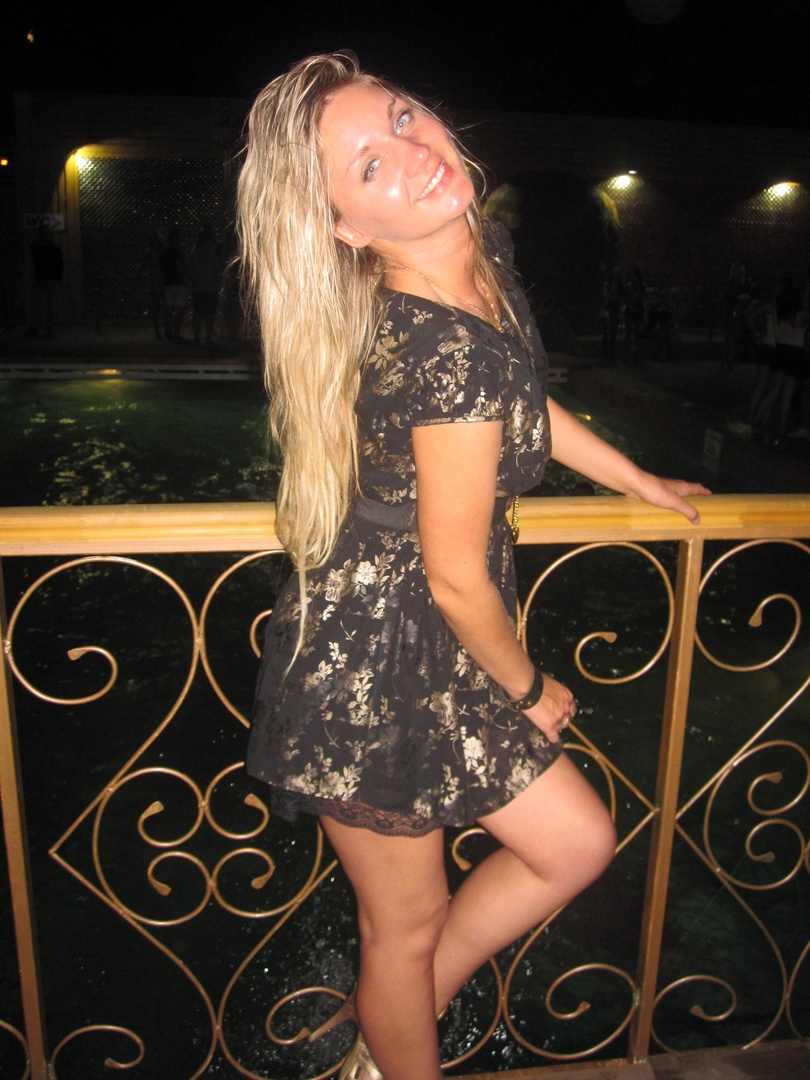 Hot Blonde Shows Off Her Body and Masturbates