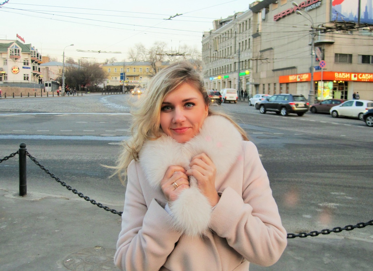 Hot Blonde Shows Off Her Body and Masturbates