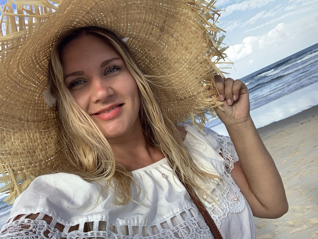 Hot Blonde Shows Off Her Body and Masturbates