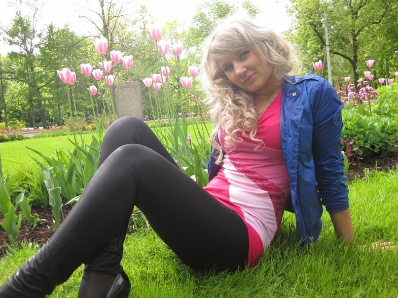 Hot Blonde Shows Off Her Body and Masturbates