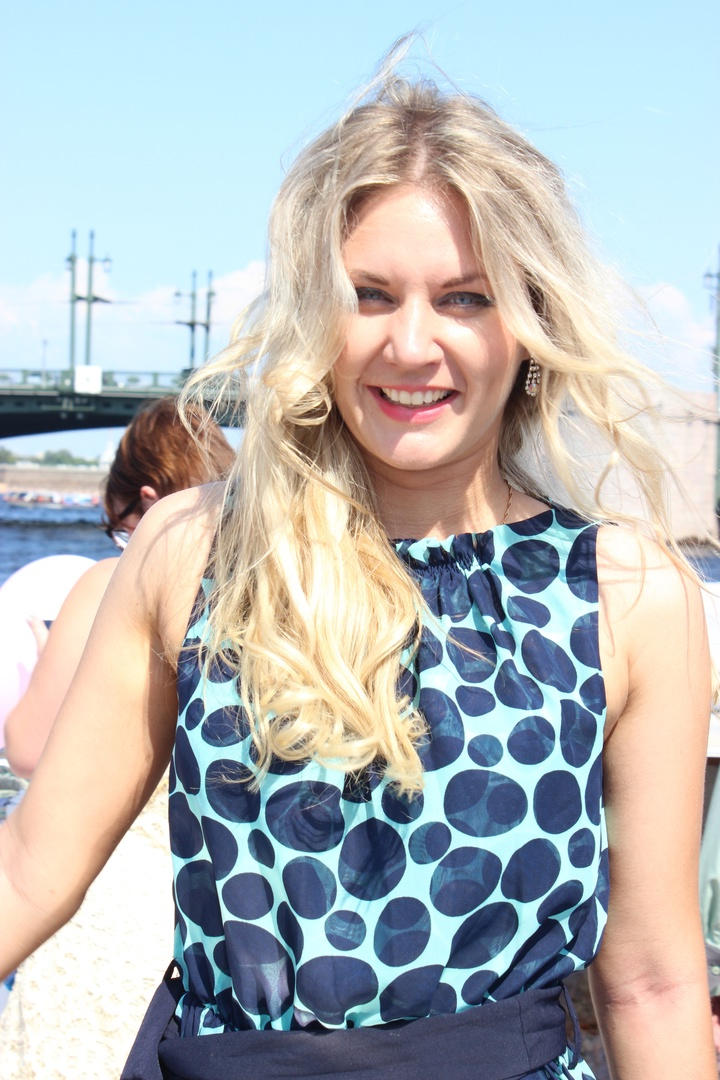 Hot Blonde Shows Off Her Body and Masturbates