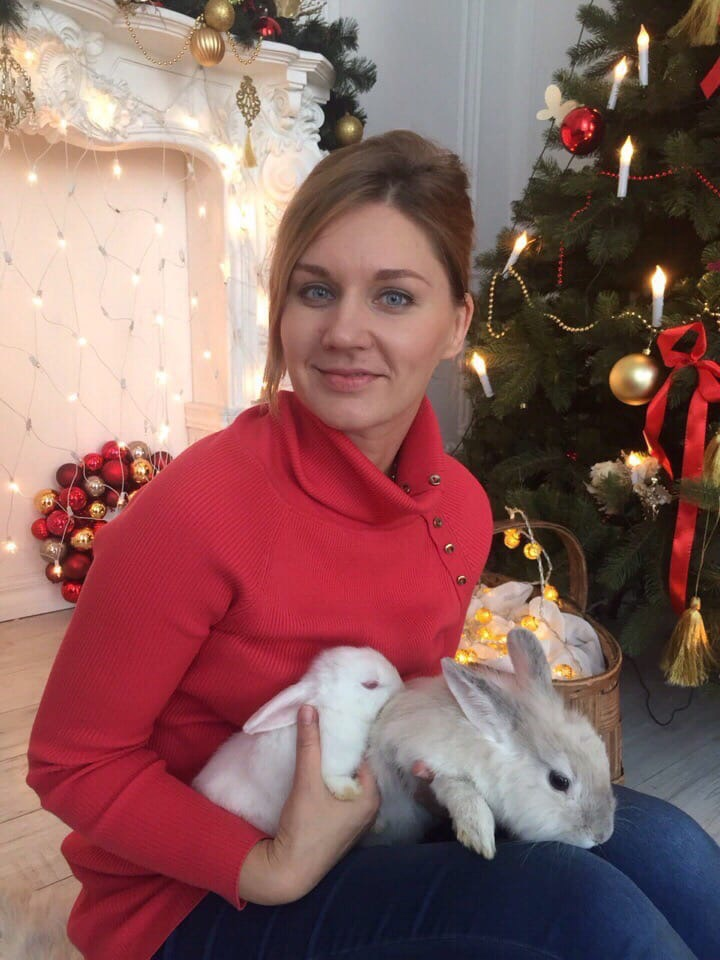 Hot Blonde Shows Off Her Body and Masturbates