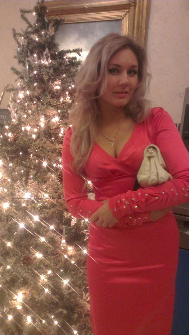 Hot Blonde Shows Off Her Body and Masturbates