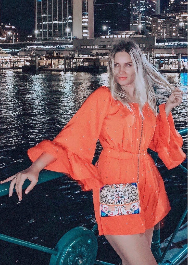 Hot Blonde Shows Off Her Body and Masturbates