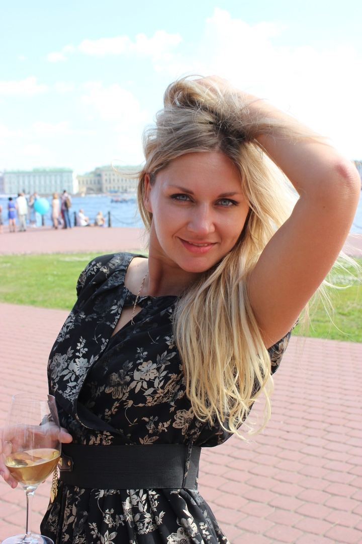 Hot Blonde Shows Off Her Body and Masturbates