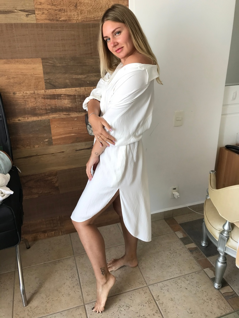 Hot Blonde Shows Off Her Body and Masturbates