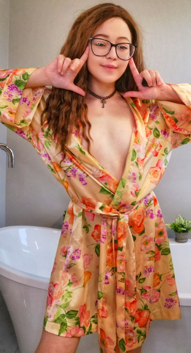 Seductive and Provocative Nude Poses by Bold and Colorful Girl