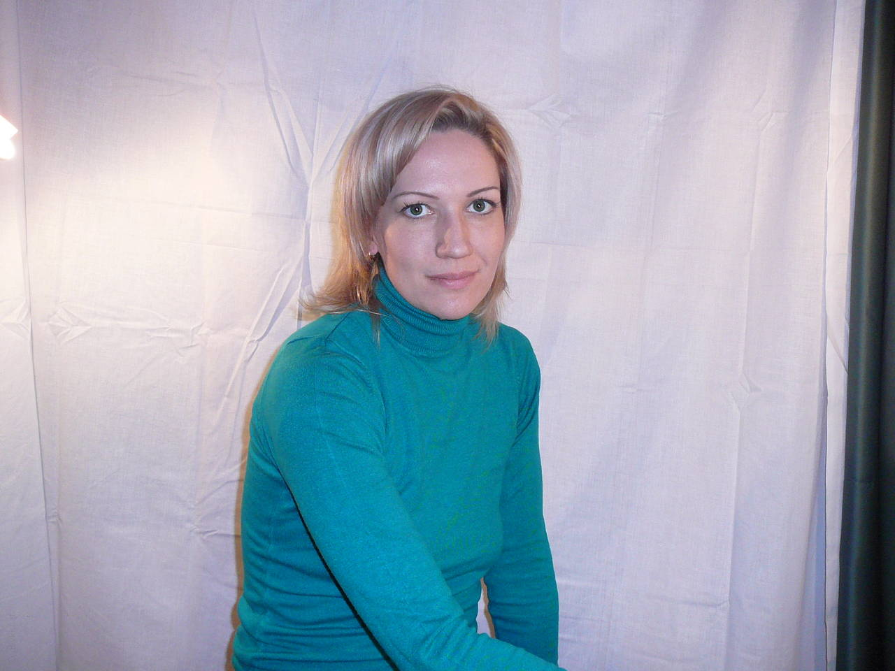 Mature MILF Poses Nude in Amateur Photoshoot - Explicit and Sensual Shots