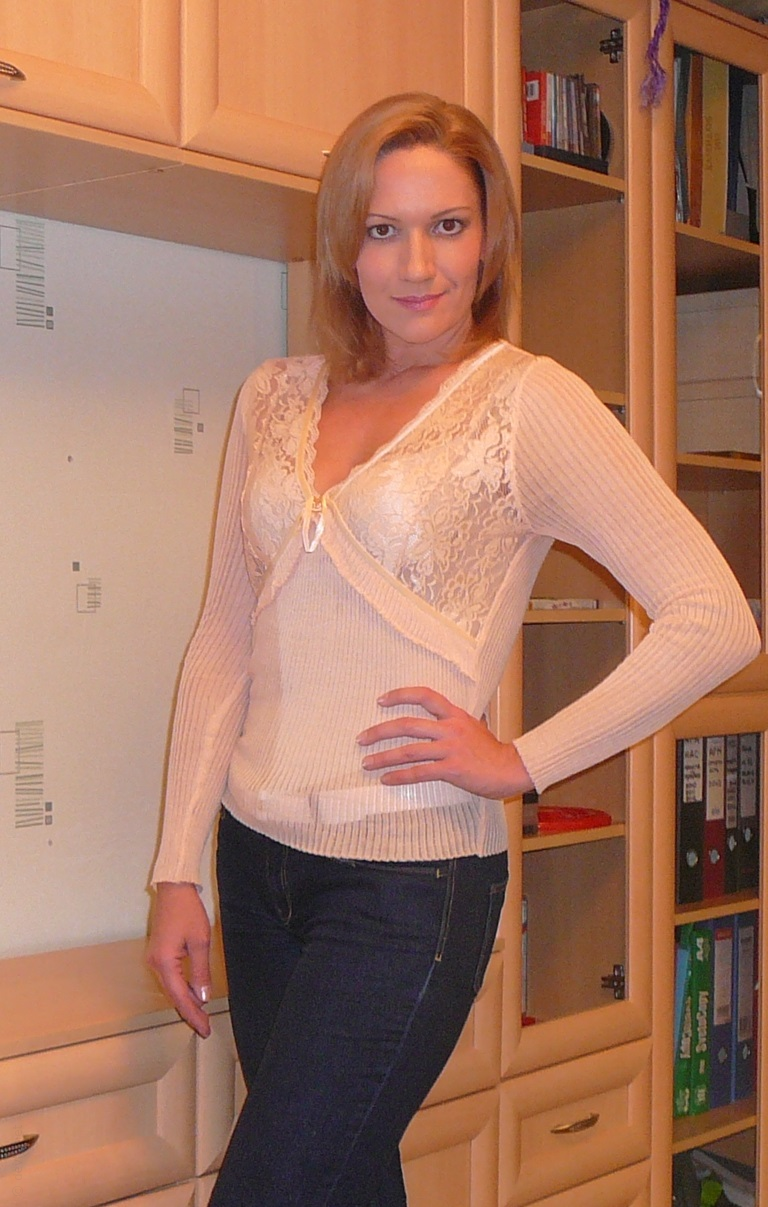 Mature MILF Poses Nude in Amateur Photoshoot - Explicit and Sensual Shots