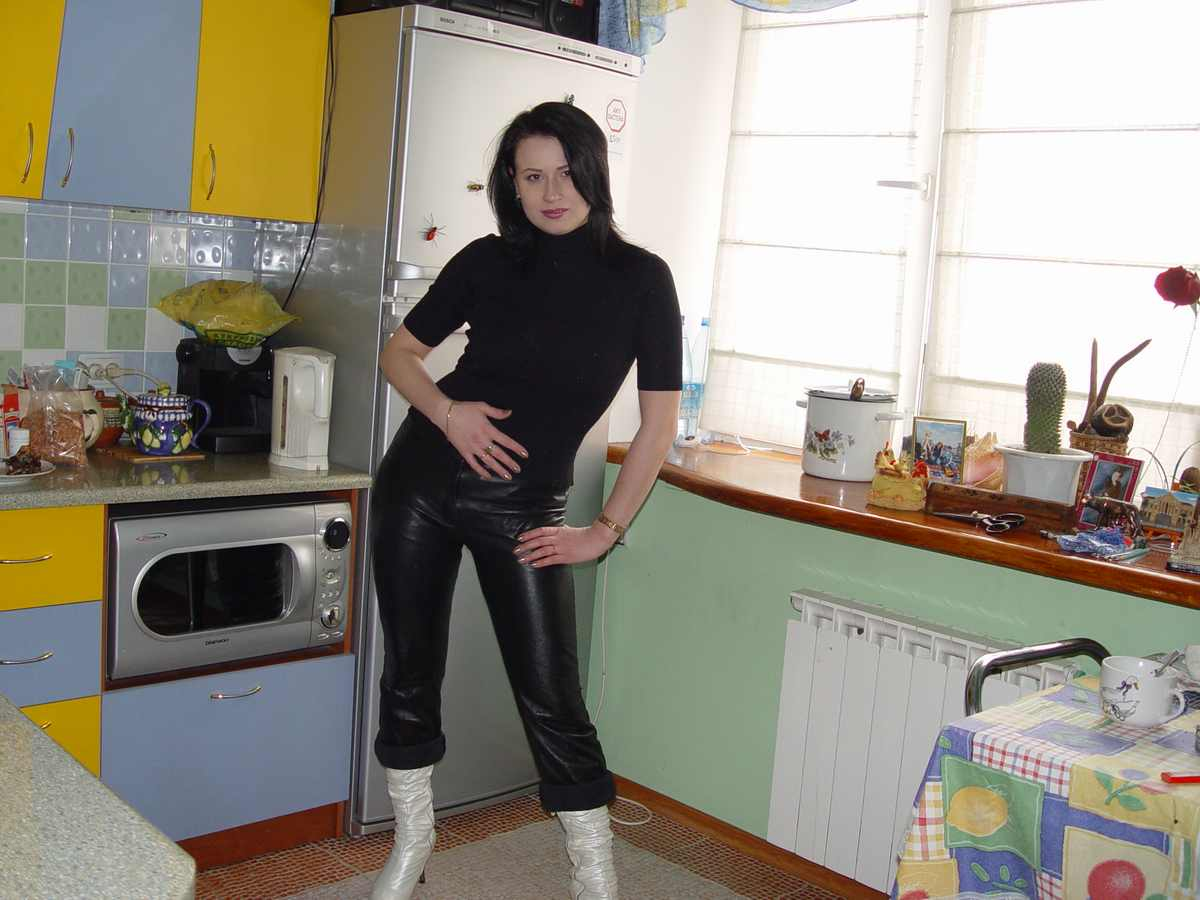 Hot Busty Mom Photoshoot – photo 1