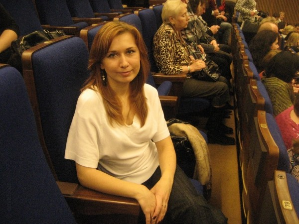 Hot MILF with Perfect Body Poses Nude for Photoshoot