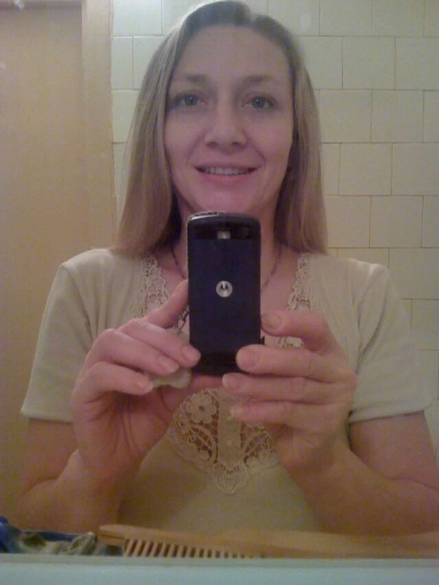 Stunning Mature Woman Shines in Home Photos – photo 1