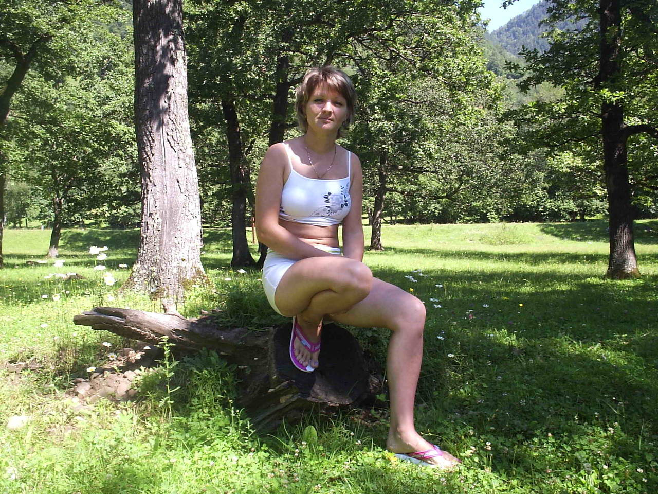 Seductive Lady Flaunts All Her Assets Without Any Frills – photo 1