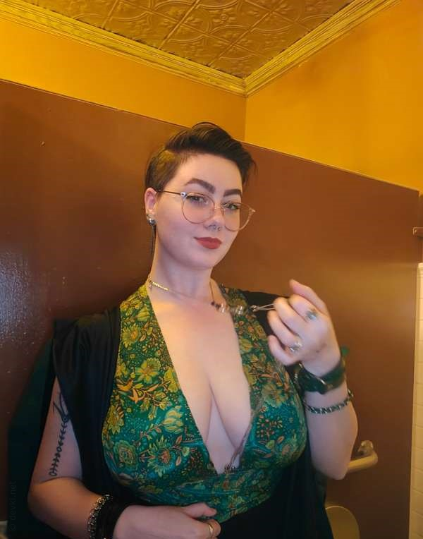 Short-Haired Hottie with Alluring Looks – photo 1