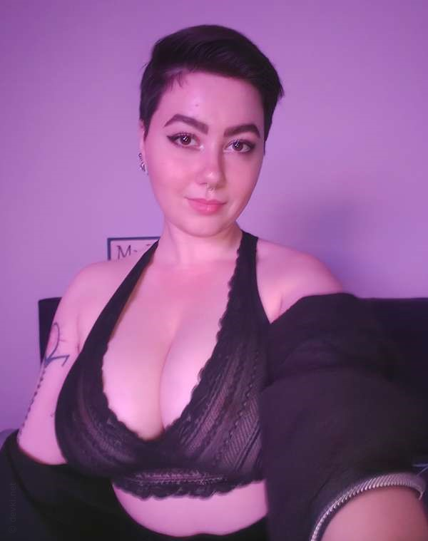 Short-Haired Hottie with Alluring Looks