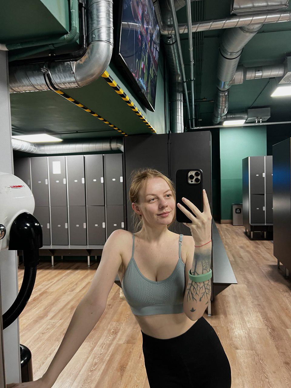 Naked Redhead Girl Poses in Provocative Position