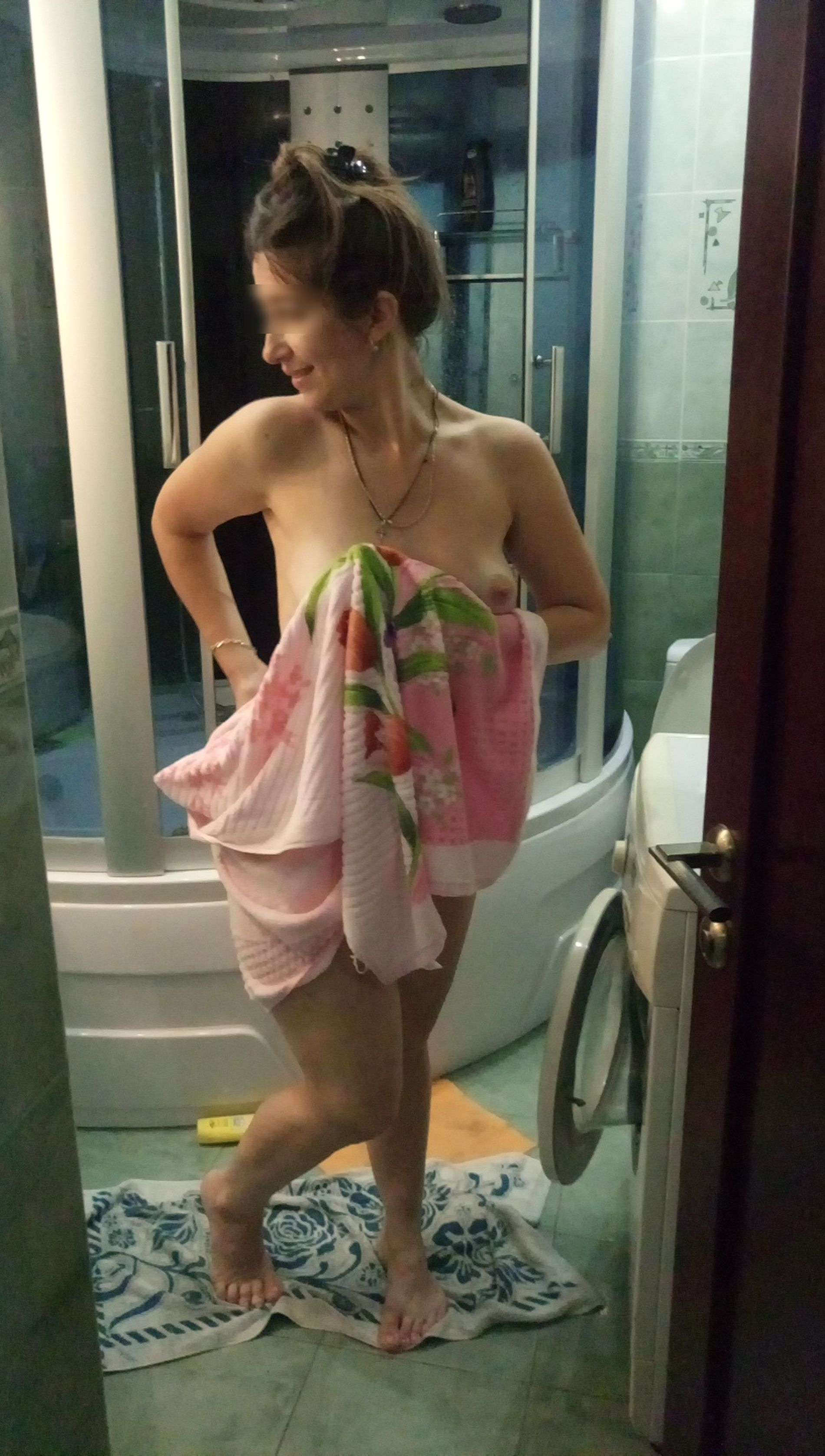 Woman in Bath Twirling Her Plump Ass in Front of Mirror – photo 1