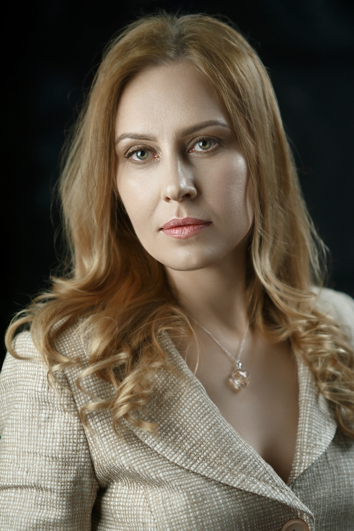 Seductive Lady in Erotic Photoshoot – photo 1