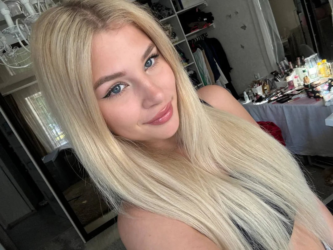 Girl Reveals Smoothly Shaved Intimate Area in Explicit Display – photo 1