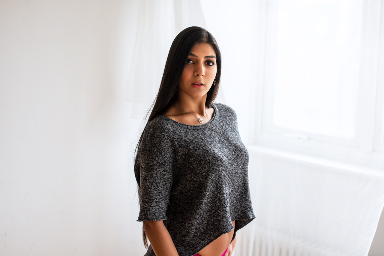 Beautiful Iranian Girl Poses Nude Seductively