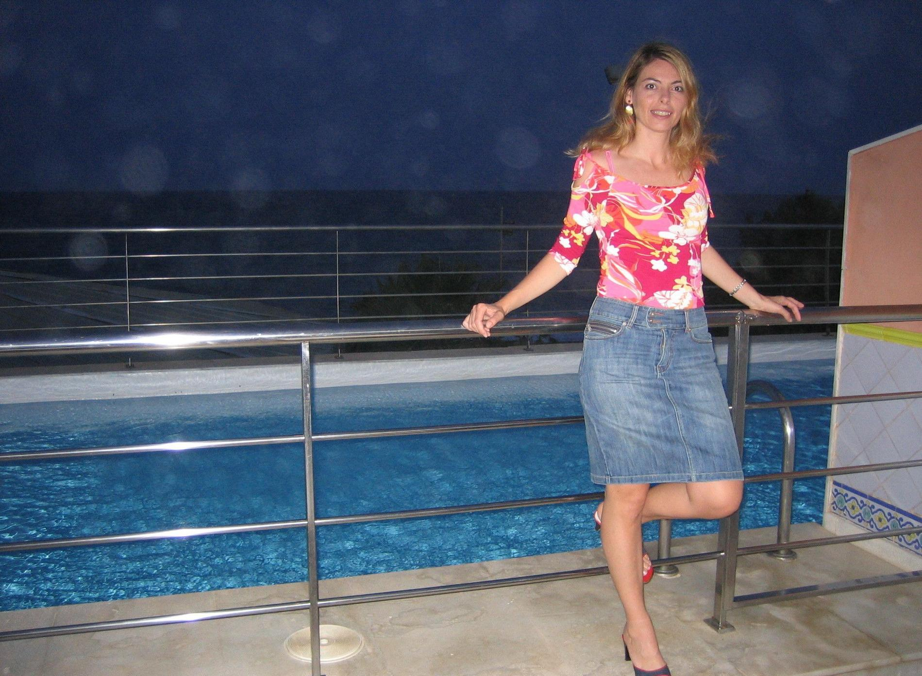 Sexy woman on vacation spreads her pussy wide on bed – photo 1