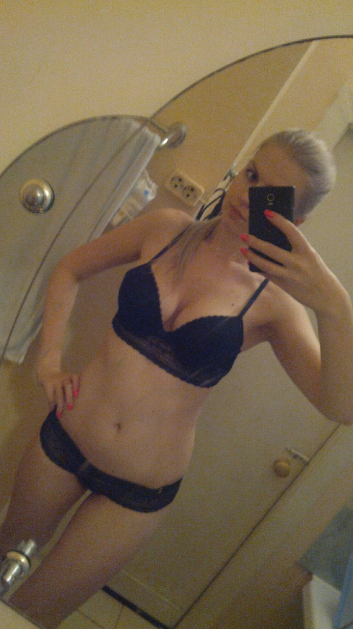 Seductive Girl Taking Sexy Photos for Adults – photo 1