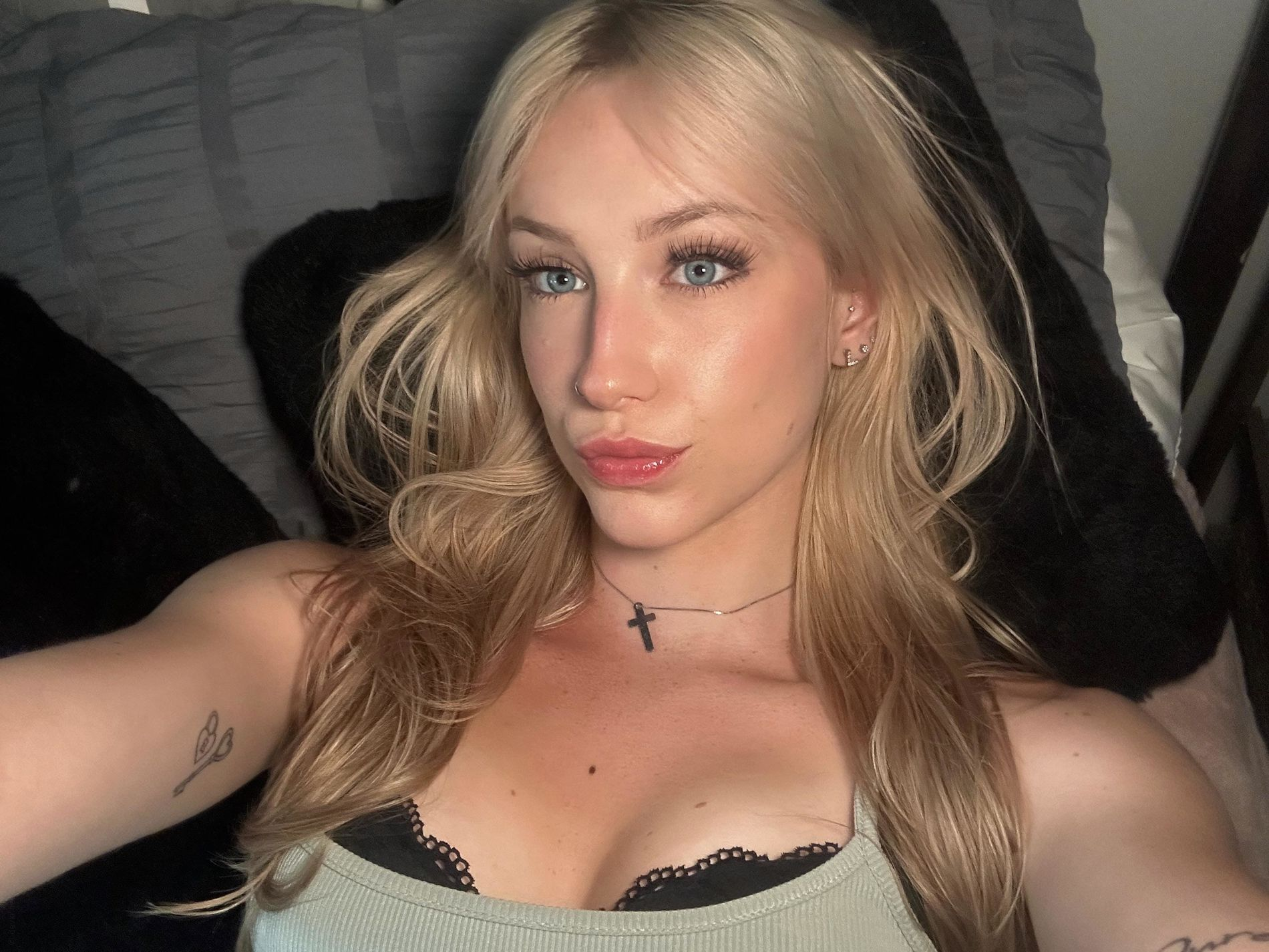 Young Blonde's Intimate Photos