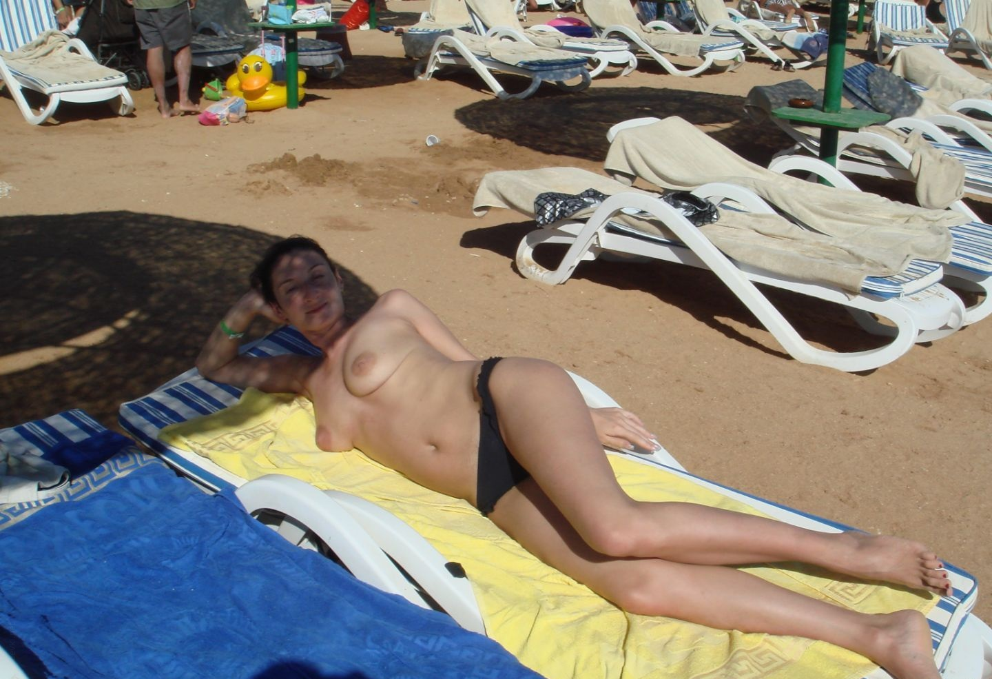 Hotwife lets herself be photographed in all positions and places